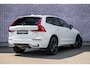 Volvo XC60 2.0 T6 Plug-in hybrid AWD Ultra Black Edition | Panoramadak | Luchtvering | Trekhaak | Head-Up Display | 360 Graden Camera | Harman Kardon Audio | Sportstoelen | Lichtmetalen Velgen 21 inch | Elektrische Achterklep | Parkeersensoren