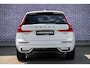 Volvo XC60 2.0 T6 Plug-in hybrid AWD Ultra Black Edition | Panoramadak | Luchtvering | Trekhaak | Head-Up Display | 360 Graden Camera | Harman Kardon Audio | Sportstoelen | Lichtmetalen Velgen 21 inch | Elektrische Achterklep | Parkeersensoren