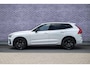 Volvo XC60 2.0 T6 Plug-in hybrid AWD Ultra Black Edition | Panoramadak | Luchtvering | Trekhaak | Head-Up Display | 360 Graden Camera | Harman Kardon Audio | Sportstoelen | Lichtmetalen Velgen 21 inch | Elektrische Achterklep | Parkeersensoren