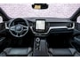 Volvo XC60 2.0 T6 Plug-in hybrid AWD Ultra Black Edition | Panoramadak | Luchtvering | Trekhaak | Head-Up Display | 360 Graden Camera | Harman Kardon Audio | Sportstoelen | Lichtmetalen Velgen 21 inch | Elektrische Achterklep | Parkeersensoren