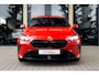 BMW 1-Serie 120 | M Sport Pro | Rosso Corsa Individual | Panoramadak | Harman Kardon | Driving Assistant Plus | Head-Up Display | 19" LM Velgen | M Compound Remsysteem | Elektrisch verstelbare Voorstoelen |