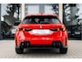 BMW 1-Serie 120 | M Sport Pro | Rosso Corsa Individual | Panoramadak | Harman Kardon | Driving Assistant Plus | Head-Up Display | 19" LM Velgen | M Compound Remsysteem | Elektrisch verstelbare Voorstoelen |
