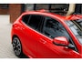 BMW 1-Serie 120 | M Sport Pro | Rosso Corsa Individual | Panoramadak | Harman Kardon | Driving Assistant Plus | Head-Up Display | 19" LM Velgen | M Compound Remsysteem | Elektrisch verstelbare Voorstoelen |