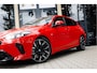 BMW 1-Serie 120 | M Sport Pro | Rosso Corsa Individual | Panoramadak | Harman Kardon | Driving Assistant Plus | Head-Up Display | 19" LM Velgen | M Compound Remsysteem | Elektrisch verstelbare Voorstoelen |