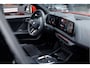 BMW 1-Serie 120 | M Sport Pro | Rosso Corsa Individual | Panoramadak | Harman Kardon | Driving Assistant Plus | Head-Up Display | 19" LM Velgen | M Compound Remsysteem | Elektrisch verstelbare Voorstoelen |