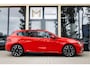 BMW 1-Serie 120 | M Sport Pro | Rosso Corsa Individual | Panoramadak | Harman Kardon | Driving Assistant Plus | Head-Up Display | 19" LM Velgen | M Compound Remsysteem | Elektrisch verstelbare Voorstoelen |