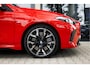 BMW 1-Serie 120 | M Sport Pro | Rosso Corsa Individual | Panoramadak | Harman Kardon | Driving Assistant Plus | Head-Up Display | 19" LM Velgen | M Compound Remsysteem | Elektrisch verstelbare Voorstoelen |