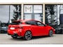 BMW 1-Serie 120 | M Sport Pro | Rosso Corsa Individual | Panoramadak | Harman Kardon | Driving Assistant Plus | Head-Up Display | 19" LM Velgen | M Compound Remsysteem | Elektrisch verstelbare Voorstoelen |