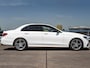 Mercedes-Benz E-klasse 220 d AMG Line Night Edition Panoramadak Widescreen Sfeerverlichting Apple CarPlay Android Auto Camera Stoelverwarming LED