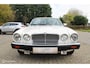 Jaguar XJ 4.2 | origineel 98.000 km | Tudor White on Red