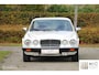 Jaguar XJ 4.2 | origineel 98.000 km | Tudor White on Red