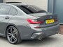 BMW 3-Serie 320i/184pk High Executive Edition|2019|NAP|M sport|Dravitgrau|Pano|Stuurverw.|Leder|Camera|M-pakket|Stoelverw.|18"LMV