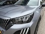 Peugeot 2008 1.2 Hybrid 145 Allure | Trekhaak 1100 KG | Navigatie | All Season Banden | 360 Graden Camera | Stoelverwarming | Parkeersensoren V+A | Cruise Control | Hoge Zitpositie | Hybride Elektrisch rijden | Climate Control | LED Verlichting | 17" Lichtmetalen Velgen |
