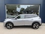 Peugeot 2008 1.2 Hybrid 145 Allure | Trekhaak 1100 KG | Navigatie | All Season Banden | 360 Graden Camera | Stoelverwarming | Parkeersensoren V+A | Cruise Control | Hoge Zitpositie | Hybride Elektrisch rijden | Climate Control | LED Verlichting | 17" Lichtmetalen Velgen |