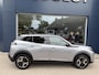 Peugeot 2008 1.2 Hybrid 145 Allure | Trekhaak 1100 KG | Navigatie | All Season Banden | 360 Graden Camera | Stoelverwarming | Parkeersensoren V+A | Cruise Control | Hoge Zitpositie | Hybride Elektrisch rijden | Climate Control | LED Verlichting | 17" Lichtmetalen Velgen |