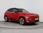Hyundai Kona Electric Premium Sky 65.4 kWh | SoH 98% | Schuifdak | Leer | Trekhaak | Memory | 360 Camera | Stoelventilatie | V2L |