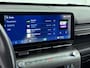 Hyundai Kona Electric Premium Sky 65.4 kWh | SoH 98% | Schuifdak | Leer | Trekhaak | Memory | 360 Camera | Stoelventilatie | V2L |