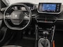 Peugeot 2008 1.2 PureTech Allure Sport (VIRTUAL COCKPIT, APPLE CARPLAY, 360 CAMERA, LEDER, KEYLESS, SPORTSTOELEN, GETINT GLAS, LM VELGEN, NIEUWSTAAT)