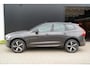 Volvo XC60 2.0 T6 Plug-in hybrid AWD Plus Dark Long Range | Bowers & Wilkins | Harman Kardon | Dealer onderhouden | 21 inch | Schuif/kanteldak | Adaptieve cruise control | Trekhaak | Stoelverwarming |
