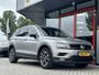 Volkswagen Tiguan 1.5 TSI Life | Stoelverwarming | Adaptieve Cruise Control | Navigatie | Climate Control | Metallic Lak | Climate Control | Automaat | Getinte Ramen | Dakrails | Lichtmetalen Velgen |