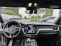 Volvo XC60 2.0 T8 Plug-in hybrid AWD Ultra Dark | Luchtvering, Trekhaak, 360° Camera, PANO, 21 inch velgen, Lift modus, zeer luxe!