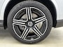 Mercedes-Benz GLC 300e 4MATIC Business Solution AMG | Premium | Winterpakket | Nightpakket | Rijassistentiepakket Plus | Trekhaak | Panoramaschuifdak | Burmester® 3D surround sound systeem | Treeplanken | 20 inch vijfspaaks lichtmetalen AMG-velgen |
