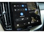 Volvo XC60 T6 Plug-in hybrid AWD Plus Dark | Trekhaak | Panoramadak | Head up display | 360 graden camera | Verwarmbare voorstoelen stuurwiel en achterbank | Premium audio by Harman Kardon