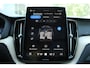 Volvo XC60 T6 Plug-in hybrid AWD Plus Dark | Trekhaak | Panoramadak | Head up display | 360 graden camera | Verwarmbare voorstoelen stuurwiel en achterbank | Premium audio by Harman Kardon