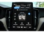 Volvo XC60 T6 Plug-in hybrid AWD Plus Dark | Trekhaak | 360 graden camera | Head-up display | Verwarmbare voorstoelen en stuurwiel | Premium audio by Harman Kardon |
