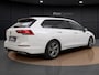 Volkswagen Golf Variant 1.5 eTSI R-Line | Trekhaak | Camera | Side Assist | ACC | Stuur-/Stoelverwarming | Sportstoelen | Spiegelpakket | 17'' |