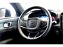 Volvo XC40 1.5 T4 Recharge 155kW/211pk DCT7 R-Design LEER/ALCANTARA + ADAPT.CRUISE + NAVI SENSUS + LANE ASSIST + PILOT ASSIST + STOEL-&STUURVERWARMING + CAMERA + KEYLESS ENTRY&GO + EL.TREKHAAK + PARKSENSOREN V&A + 19” LM-VELGEN!!