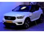 Volvo XC40 1.5 T4 Recharge 155kW/211pk DCT7 R-Design LEER/ALCANTARA + ADAPT.CRUISE + NAVI SENSUS + LANE ASSIST + PILOT ASSIST + STOEL-&STUURVERWARMING + CAMERA + KEYLESS ENTRY&GO + EL.TREKHAAK + PARKSENSOREN V&A + 19” LM-VELGEN!!