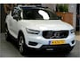 Volvo XC40 1.5 T4 Recharge 155kW/211pk DCT7 R-Design LEER/ALCANTARA + ADAPT.CRUISE + NAVI SENSUS + LANE ASSIST + PILOT ASSIST + STOEL-&STUURVERWARMING + CAMERA + KEYLESS ENTRY&GO + EL.TREKHAAK + PARKSENSOREN V&A + 19” LM-VELGEN!!