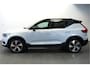Volvo XC40 1.5 T4 Recharge 155kW/211pk DCT7 R-Design LEER/ALCANTARA + ADAPT.CRUISE + NAVI SENSUS + LANE ASSIST + PILOT ASSIST + STOEL-&STUURVERWARMING + CAMERA + KEYLESS ENTRY&GO + EL.TREKHAAK + PARKSENSOREN V&A + 19” LM-VELGEN!!