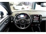 Volvo XC40 1.5 T4 Recharge 155kW/211pk DCT7 R-Design LEER/ALCANTARA + ADAPT.CRUISE + NAVI SENSUS + LANE ASSIST + PILOT ASSIST + STOEL-&STUURVERWARMING + CAMERA + KEYLESS ENTRY&GO + EL.TREKHAAK + PARKSENSOREN V&A + 19” LM-VELGEN!!