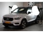 Volvo XC40 1.5 T4 Recharge 155kW/211pk DCT7 R-Design LEER/ALCANTARA + ADAPT.CRUISE + NAVI SENSUS + LANE ASSIST + PILOT ASSIST + STOEL-&STUURVERWARMING + CAMERA + KEYLESS ENTRY&GO + EL.TREKHAAK + PARKSENSOREN V&A + 19” LM-VELGEN!!