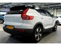 Volvo XC40 1.5 T4 Recharge 155kW/211pk DCT7 R-Design LEER/ALCANTARA + ADAPT.CRUISE + NAVI SENSUS + LANE ASSIST + PILOT ASSIST + STOEL-&STUURVERWARMING + CAMERA + KEYLESS ENTRY&GO + EL.TREKHAAK + PARKSENSOREN V&A + 19” LM-VELGEN!!