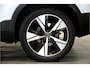 Volvo XC40 1.5 T4 Recharge 155kW/211pk DCT7 R-Design LEER/ALCANTARA + ADAPT.CRUISE + NAVI SENSUS + LANE ASSIST + PILOT ASSIST + STOEL-&STUURVERWARMING + CAMERA + KEYLESS ENTRY&GO + EL.TREKHAAK + PARKSENSOREN V&A + 19” LM-VELGEN!!