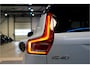 Volvo XC40 1.5 T4 Recharge 155kW/211pk DCT7 R-Design LEER/ALCANTARA + ADAPT.CRUISE + NAVI SENSUS + LANE ASSIST + PILOT ASSIST + STOEL-&STUURVERWARMING + CAMERA + KEYLESS ENTRY&GO + EL.TREKHAAK + PARKSENSOREN V&A + 19” LM-VELGEN!!