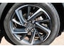 Toyota C-HR / C-HR+ 2.0 Hybrid Bi-Tone Parkeersensoren, JBL Audio, Achteruitrijcamera, parkeer assist, Android/apple carplay,