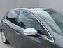 Peugeot 208 1.4 VTi Allure / Dealer Onderhouden / All Season Banden / Panorama Dak / Cruise Control / Airco / Bluetooth / Radio / Cd-Speler / Multifunctioneel Stuurwiel / Lichtmetalen Velgen 16" /