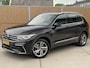 Volkswagen Tiguan 1.4 TSI eHybrid R-Line Business+ Trekhaak uitklapbaar | LED IQ. Light | Getint glas | Achteruitrijcamera | Parkeersensoren voor en achter | Navigatiesysteem | Apple CarPlay/Android Auto | Cruise control adaptief