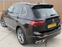 Volkswagen Tiguan 1.4 TSI eHybrid R-Line Business+ Trekhaak uitklapbaar | LED IQ. Light | Getint glas | Achteruitrijcamera | Parkeersensoren voor en achter | Navigatiesysteem | Apple CarPlay/Android Auto | Cruise control adaptief