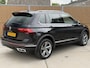 Volkswagen Tiguan 1.4 TSI eHybrid R-Line Business+ Trekhaak uitklapbaar | LED IQ. Light | Getint glas | Achteruitrijcamera | Parkeersensoren voor en achter | Navigatiesysteem | Apple CarPlay/Android Auto | Cruise control adaptief