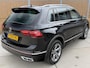 Volkswagen Tiguan 1.4 TSI eHybrid R-Line Business+ Trekhaak uitklapbaar | LED IQ. Light | Getint glas | Achteruitrijcamera | Parkeersensoren voor en achter | Navigatiesysteem | Apple CarPlay/Android Auto | Cruise control adaptief