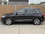 Volkswagen Tiguan 1.4 TSI eHybrid R-Line Business+ Trekhaak uitklapbaar | LED IQ. Light | Getint glas | Achteruitrijcamera | Parkeersensoren voor en achter | Navigatiesysteem | Apple CarPlay/Android Auto | Cruise control adaptief