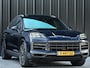 Porsche Cayenne 3.0 E-Hybrid | Panoramadak | NL-Auto | Dealeronderhouden | Achterasbesturing | 18-Wegs Memory Seats | HUD | BOSE | Camera | Soft-Close | Luchtvering | Passagiersdisplay | Ambiance Interieur | Stuurverwarming |