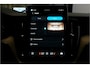 Volvo XC60 2.0 T8 AWD 335kW/456pk Aut8 Recharge Ultra Bright Executive LUCHTVERING + BOWERS&WILKINS + EL.TREKHAAK + PANORAMADAK + BLIS + HEAD-UP + PILOT ASSIST + STOELVERWARMING/-VENTILATIE/-MASSAGE + ADAPT.CRUISE + 360 CAMERA + STUURVERWARMING + 21" LM-VELGEN!