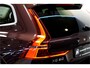 Volvo XC60 2.0 T8 AWD 335kW/456pk Aut8 Recharge Ultra Bright Executive LUCHTVERING + BOWERS&WILKINS + EL.TREKHAAK + PANORAMADAK + BLIS + HEAD-UP + PILOT ASSIST + STOELVERWARMING/-VENTILATIE/-MASSAGE + ADAPT.CRUISE + 360 CAMERA + STUURVERWARMING + 21" LM-VELGEN!