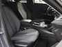 Peugeot e-208 EV Allure Pack 50 kWh 136PK | 1ste eigenaar | ACCU 99% | Camera | AppleCarPlay/AndroidAuto | Armsteun | LEER/Stof | LED | Climate Control | Cruise Control | AUTOMAAT | Parkeersensoren | Isofix | Privacy Glass |